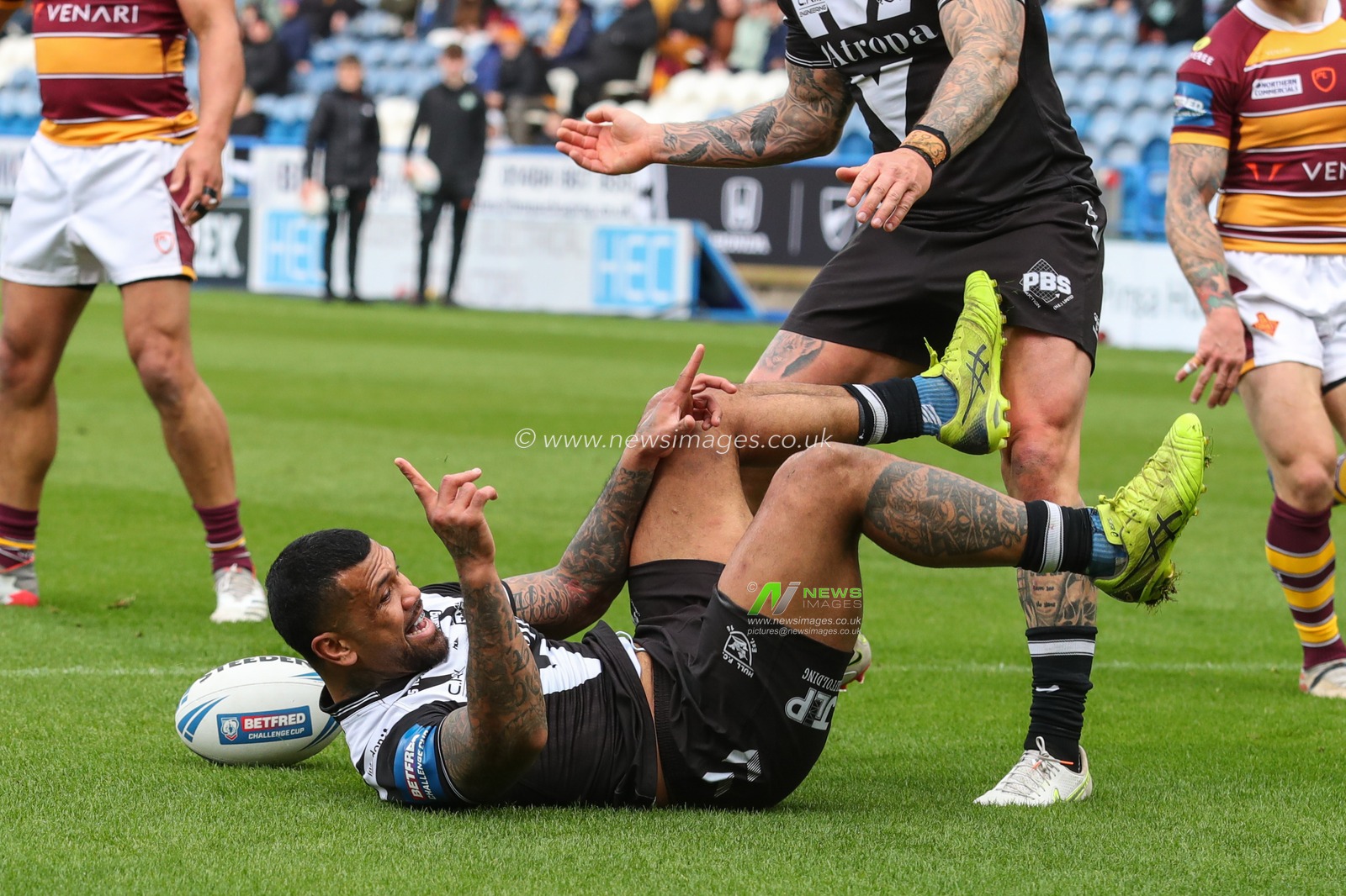 Manu Ma'u #12 of Hull FC celebrates his try