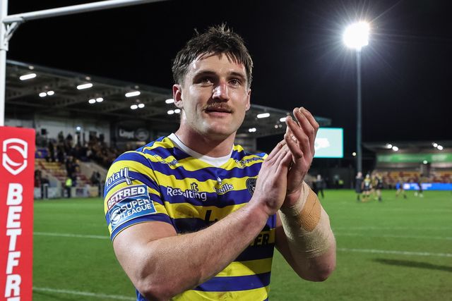 Liam Byrne of Warrington Wolves applauds the fan during the Betfred Super League Round 4 match York Knights vs Warrington Wolves at LNER Community Stadium, York, United Kingdom on 06 March 2026

(Photo by Mark Cosgrove/News Images)
