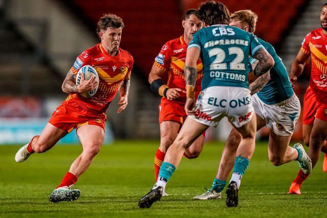 Toby Sexton of Catalans Dragons runs with the ball during the Betfred Challenge Cup Quarter Final match St Helens vs Catalans Dragons at The BrewDog Stadium, St Helens, United Kingdom on 10 April 2026

(Photo by Maynard Manyowa/News Images)
