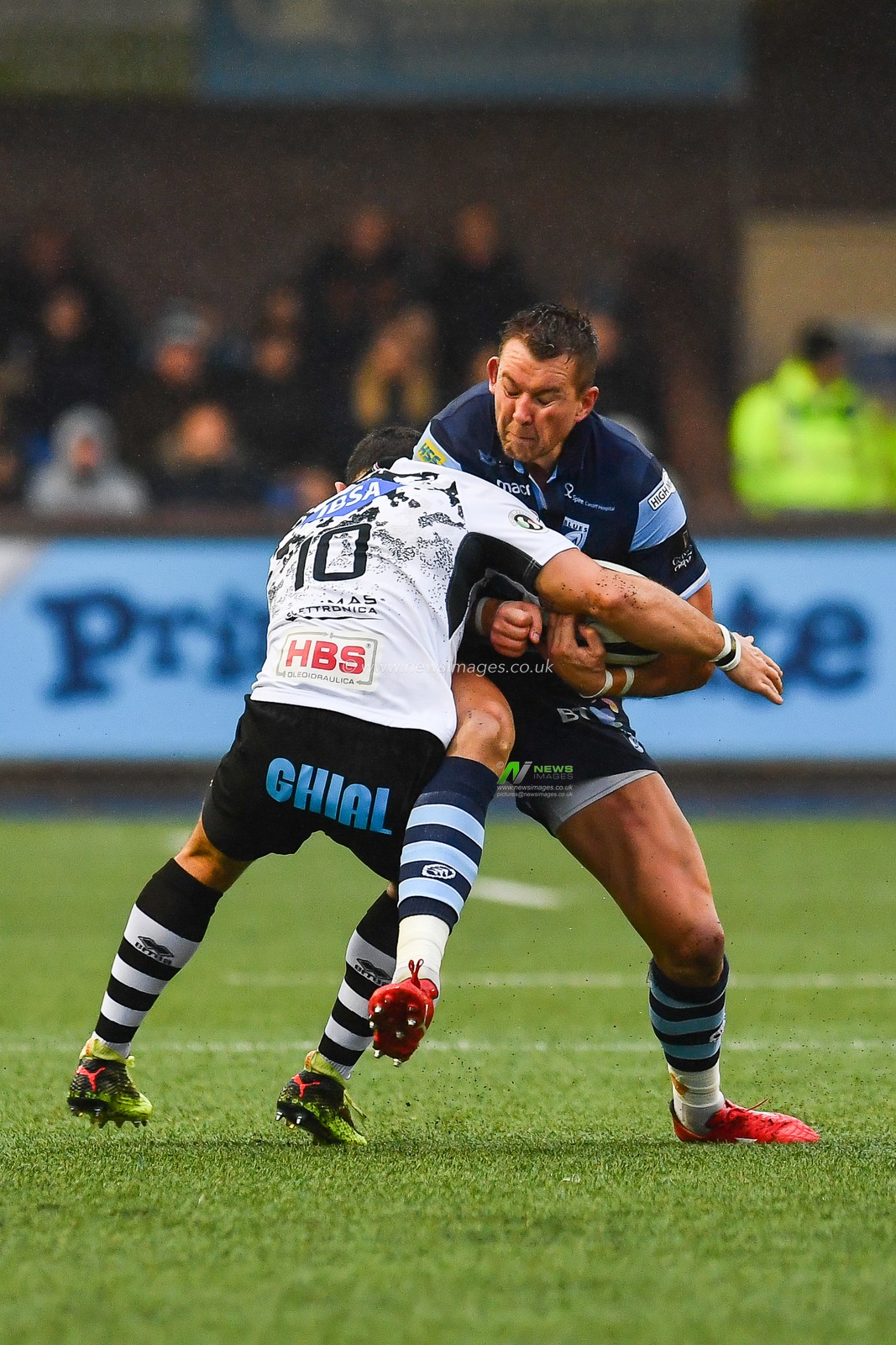 4th November , Cardiff Arms Park , Cardiff, Wales ; Guinness pro 14's Cardiff Blues v Zebre ; Jason Harries of Cardiff Blues is tackled by Francois Brummer of Zebre


Credit:  Craig Thomas/News Images