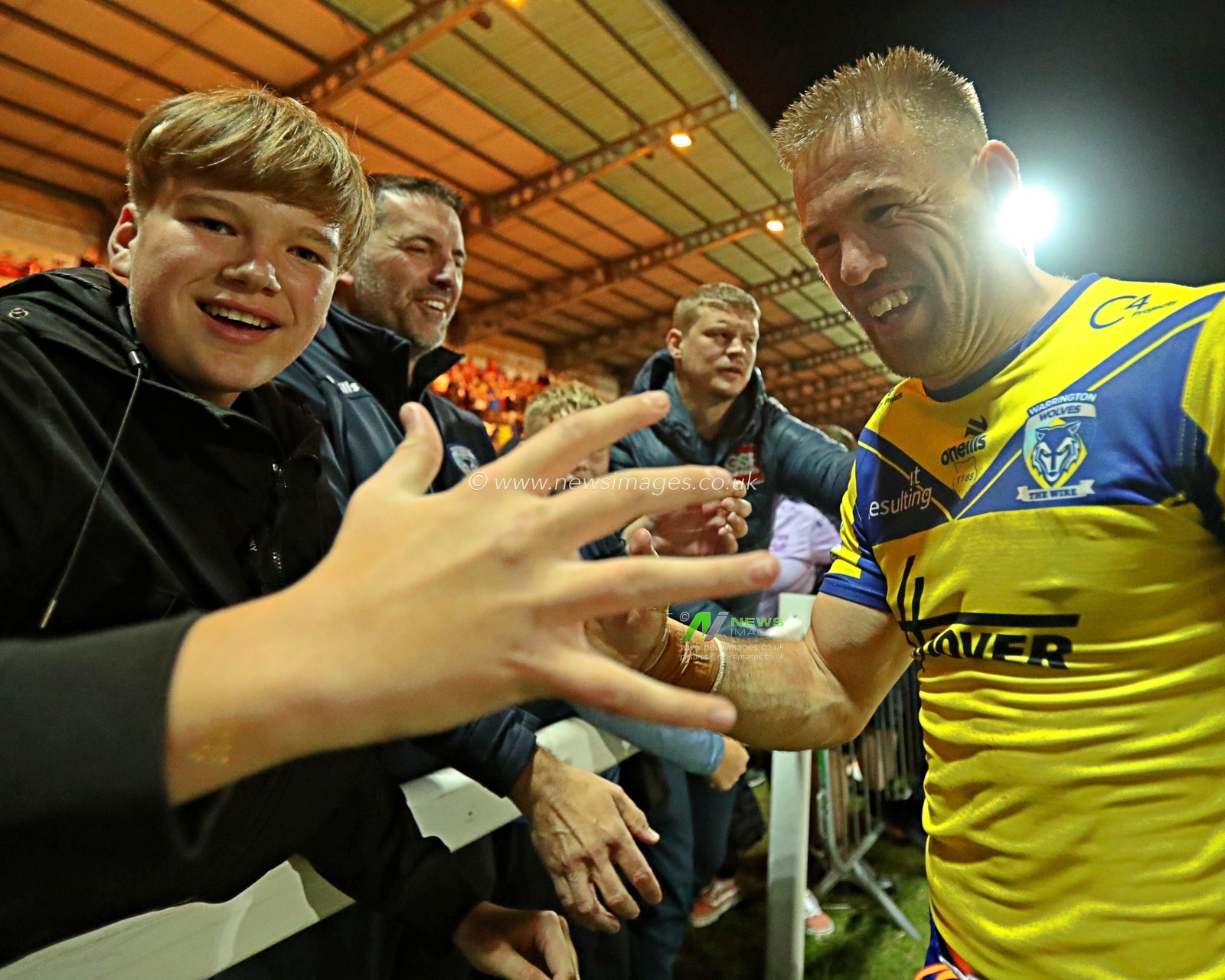 Matt Dufty of Warrington Wolves with fans after the Betfred Super League round 27 match Hull KR vs Warrington Wolves at Sewell Group Craven Park, Kingston upon Hull, United Kingdom, 18th September 2025(Photo by Sam Eaden/News Images)