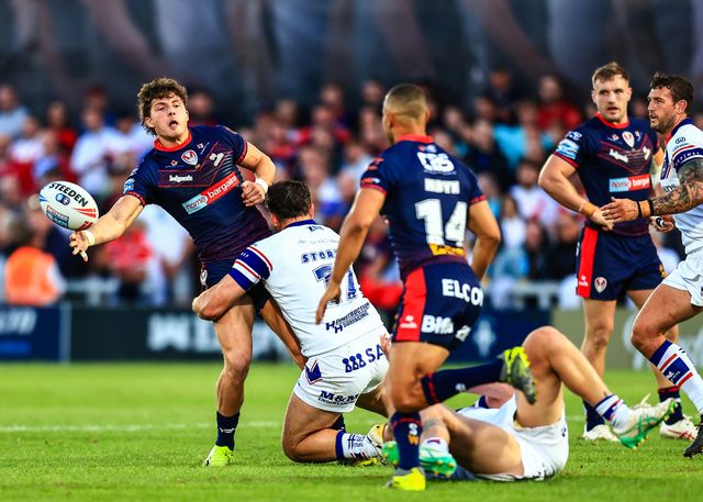 Deon Cross of St. Helens passes the ball during the Betfred Super League round 21 match Wakefield Trinity vs St Helens at DIY Kitchens Stadium, Wakefield, United Kingdom, 8th August 2025

(Photo by Richard Bierton/News Images)