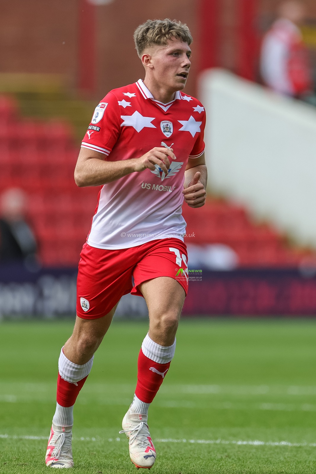 Aiden Marsh #19 of Barnsley during the Sky Bet League 1 match Barnsley vs Oxford United at Oakwell, Barnsley, United Kingdom, 19th August 2023

(Photo by Mark Cosgrove/News Images)