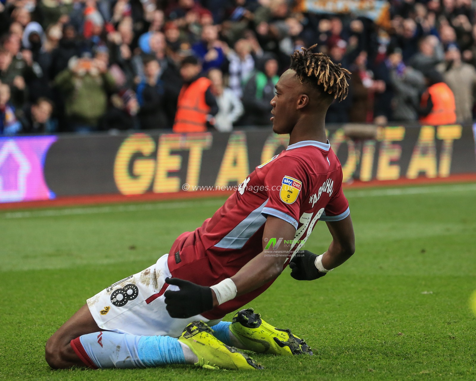 25th November 2018, Villa Park, Birmingham, England ; Sky Bet Championship, Aston Villa v Birmingham City : Tammy Abraham of Aston Villa celebrates his goal to make it 3-1

Credit: Mark Cosgrove/News Images

English Football League images are subject to DataCo Licence