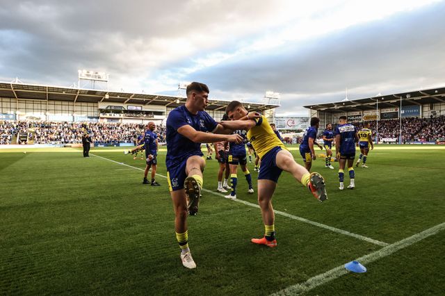 Josh Thewlis of Warrington Wolves and Jake Thewlis of Warrington Wolves in the pre-game warm up during the Betfred Super League round 21 match Warrington Wolves vs Wigan Warriors at Halliwell Jones Stadium, Warrington, United Kingdom, 8th August 2025

(Photo by Alfie Cosgrove/News Images)