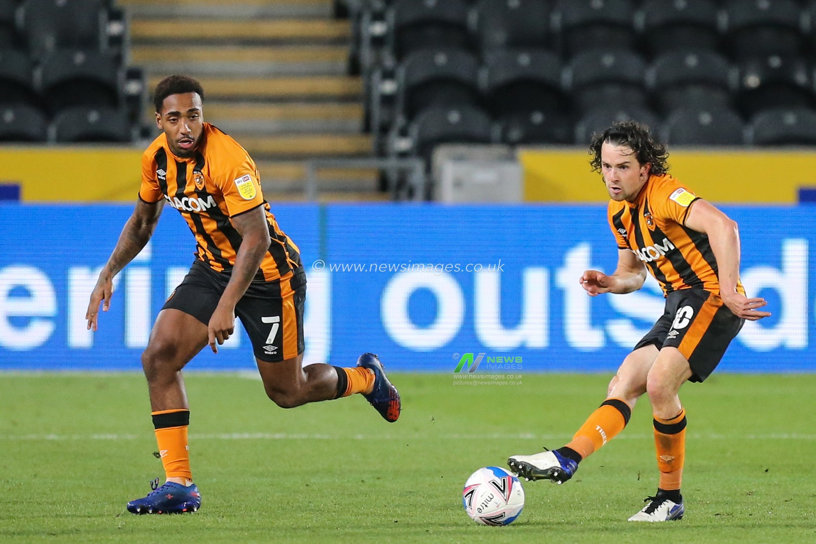 George Honeyman (10) of Hull City passes the ball