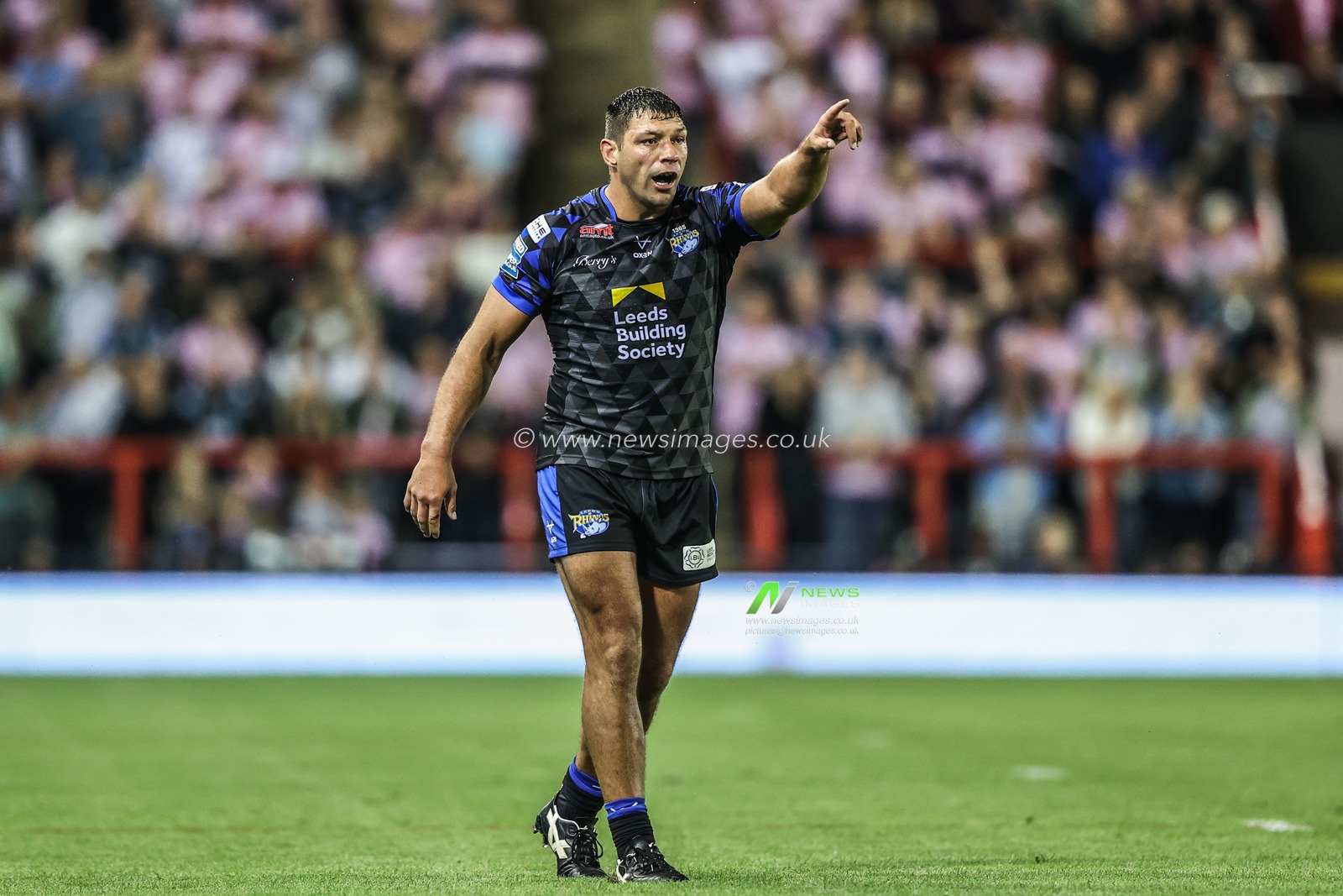 Ryan Hall of Leeds Rhinos gives team mates instructions during the Betfred Super League round 21 match Leigh Leopards vs Leeds Rhinos at Leigh Sports Village, Leigh, United Kingdom, 7th August 2025

(Photo by Alfie Cosgrove/News Images)