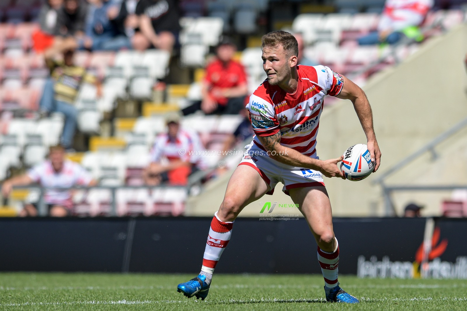 Ben Reynolds (30) of Leigh Centurions passes the ball