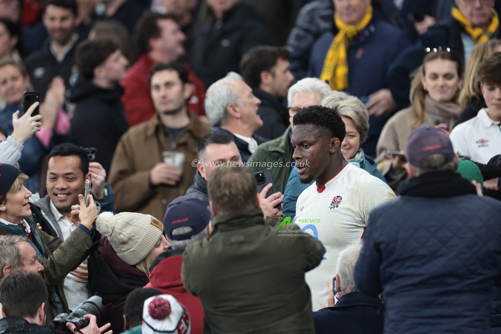 Maro Itoje of England makes his way to the pitch after collecting the Ella-Mobbs Trophy during the Quilter Nations Series 2025 match England vs Australia at Allianz Stadium, Twickenham, United Kingdom, 1st November 2025

(Photo by Mark Cosgrove/News Images)

*** GER AUT SUI OUT ***
