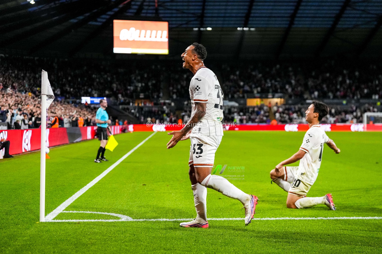 Adam Idah of Swansea City celebrates scoring his teams second goal during the Sky Bet Championship match Swansea City vs Watford at Swansea.com Stadium, Swansea, United Kingdom on 01 September 2026

(Photo by Andrew Lewis/News Images)