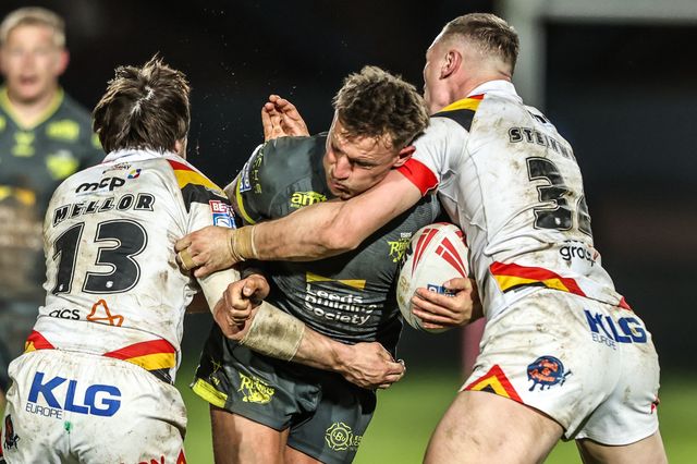 Chris Hankinson of Leeds Rhinos is tackled by Joe Mellor of Bradford Bulls during the Betfred Super League round 7 match Bradford Bulls vs Leeds Rhinos at Odsal Stadium, Bradford, United Kingdom on 03 April 2026

(Photo by Alfie Cosgrove/News Images)