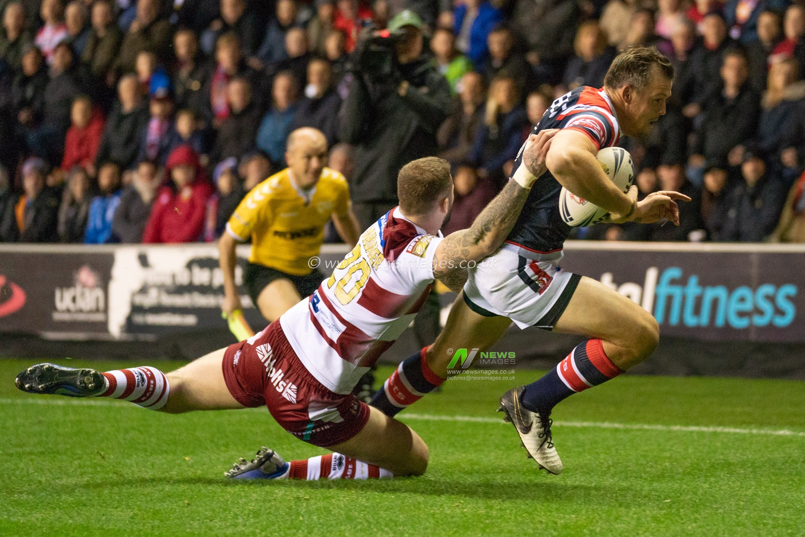 Sydney Roosters Brett Morris runs through to scores his sides first try


17th February  2019 , DW Stadium, Wigan, England;  Betfred World Club Challenge, Wigan Warriors vs Sydney Roosters ; 

Credit: Terry Donnelly/News Images