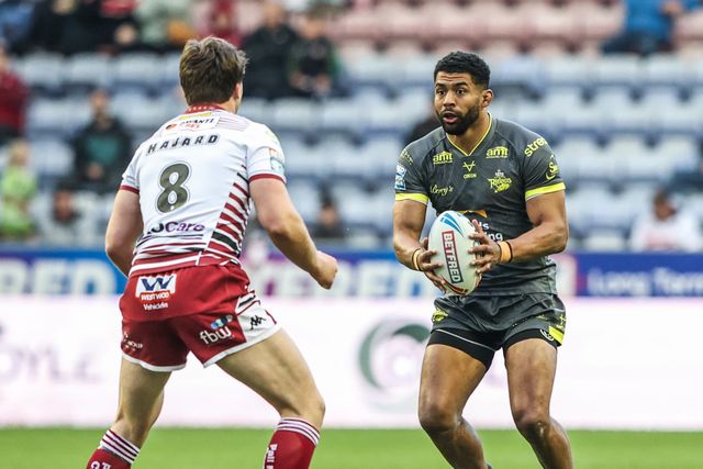 Kallum Watkins of Leeds Rhinos breaks with the ball during the Betfred Super League round 11 match Wigan Warriors vs Leeds Rhinos at The Brick Community Stadium, Wigan, United Kingdom on 15 May 2026

(Photo by Alfie Cosgrove/News Images)