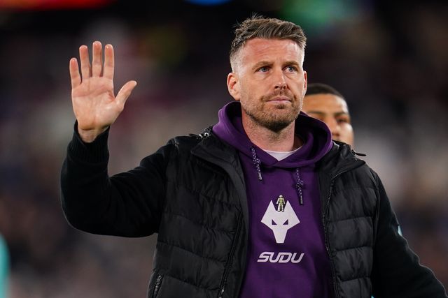 Rob Edwards manager of Wolverhampton Wanderers apologies to away support at full time after defeat during the Premier League match West Ham United vs Wolverhampton Wanderers at London Stadium, London, United Kingdom on 10 April 2026

(Photo by Harvey Murphy/News Images)