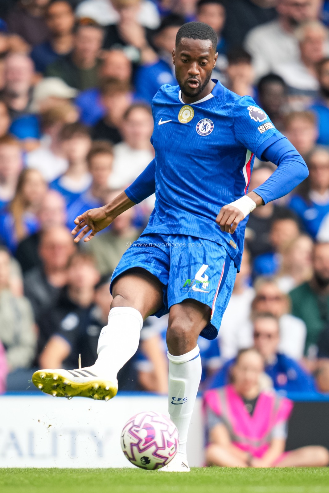 Tosin Adarabioyo of Chelsea plays a pass during the Premier League match Chelsea vs Fulham at Stamford Bridge, London, United Kingdom, 30th August 2025

(Photo by Harvey Murphy/News Images)