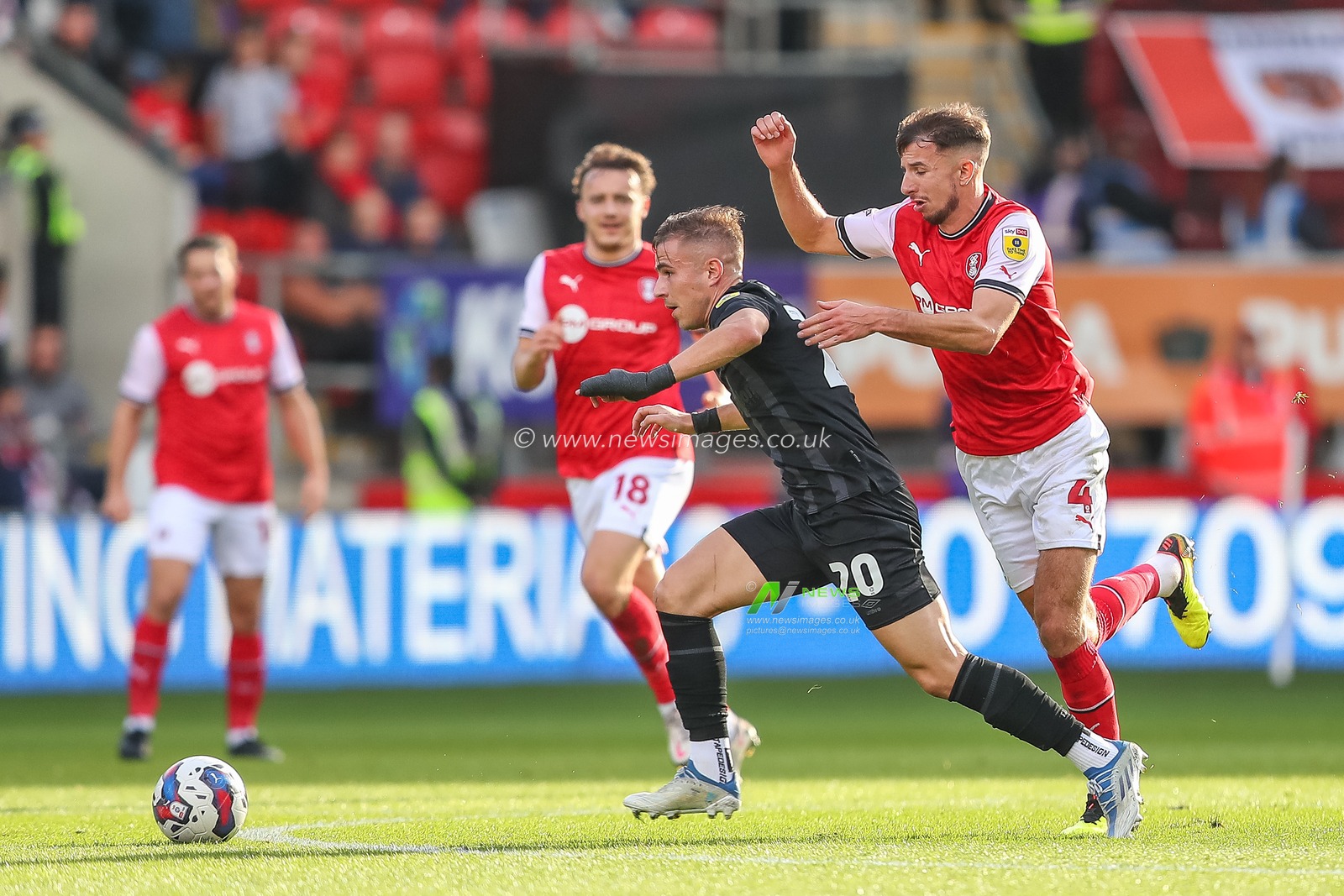 Dimitris Pelkas #20 of Hull City and Dan Barlaser #4 of Rotherham United battle for the ball during the Sky Bet Championship match Rotherham United vs Hull City at New York Stadium, Rotherham, United Kingdom, 22nd October 2022

(Photo by Gareth Evans/News Images)