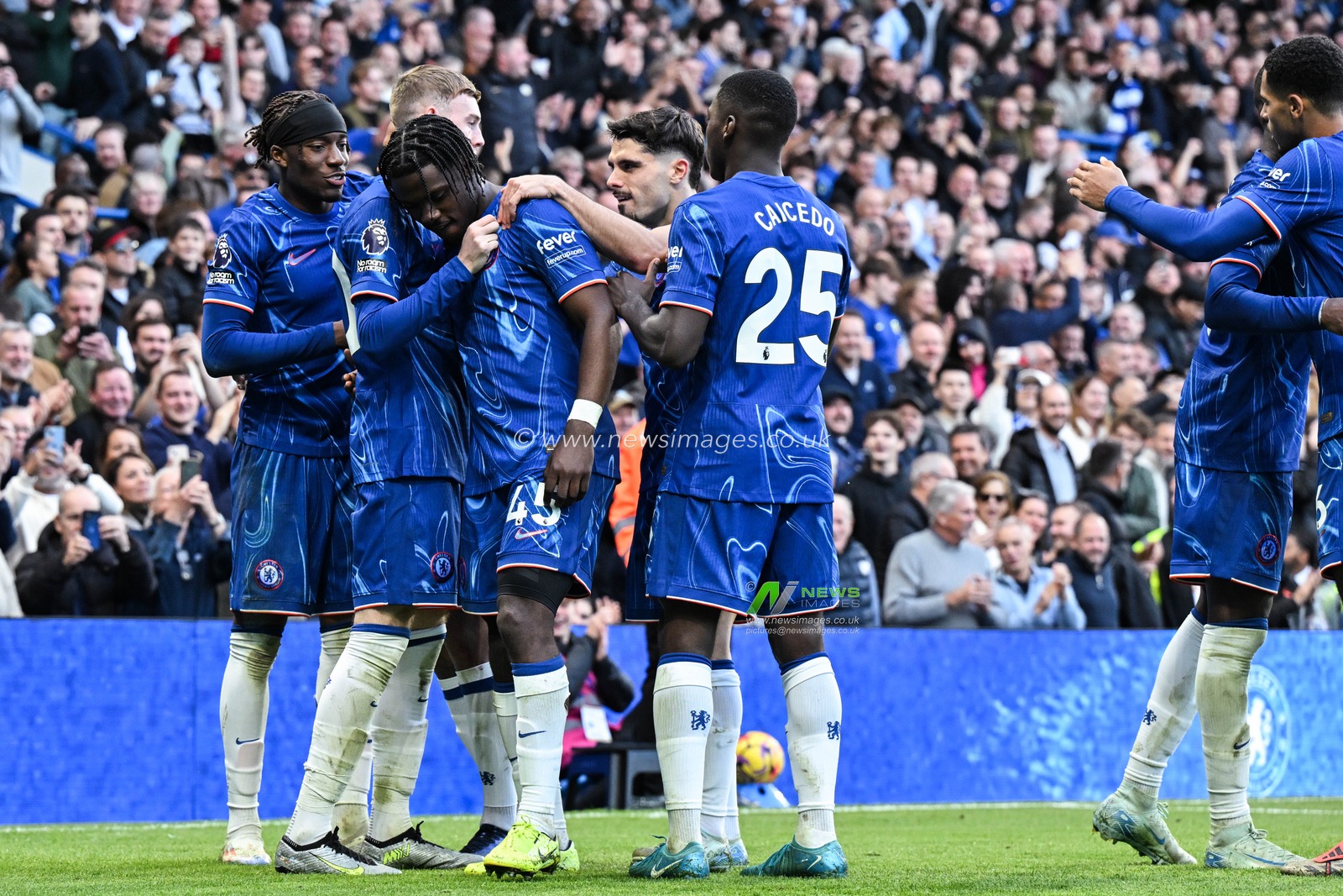 Cole Palmer of Chelsea celebrates his goal to make it 2-1 during the Premier League match Chelsea vs Newcastle United at Stamford Bridge, London, United Kingdom, 27th October 2024

(Photo by Cody Froggatt/News Images)