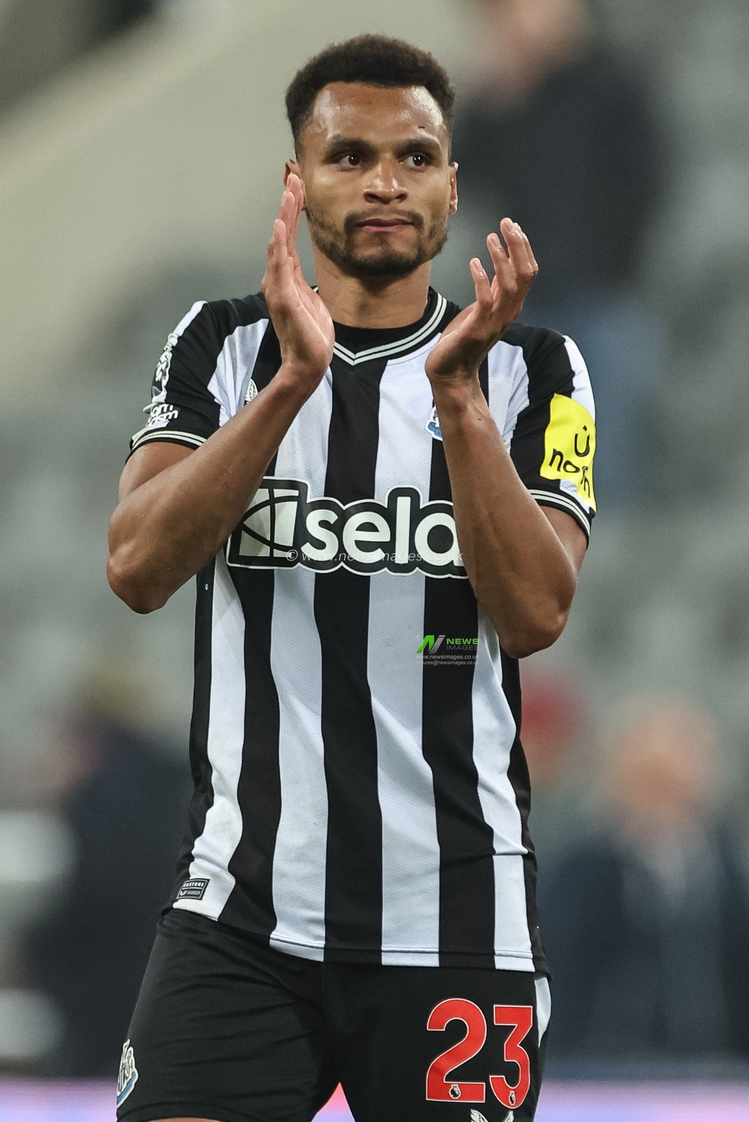 Jacob Murphy of Newcastle United applauds the fans during the Premier League match Newcastle United vs Everton at St. James's Park, Newcastle, United Kingdom, 2nd April 2024

(Photo by Mark Cosgrove/News Images)