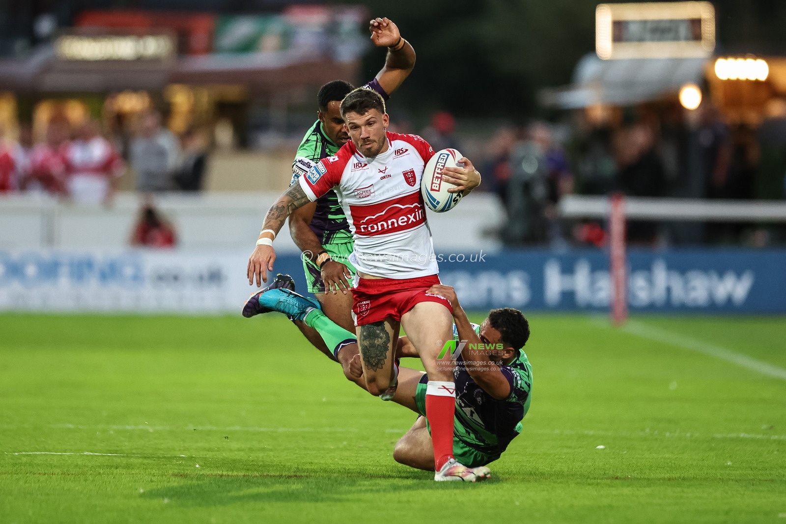 Oliver Gildart of Hull KR breaks with the ball during the Betfred Super League Round 21 match Hull KR vs Castleford Tigers at Sewell Group Craven Park, Kingston upon Hull, United Kingdom, 9th August 2024

(Photo by Mark Cosgrove/News Images)