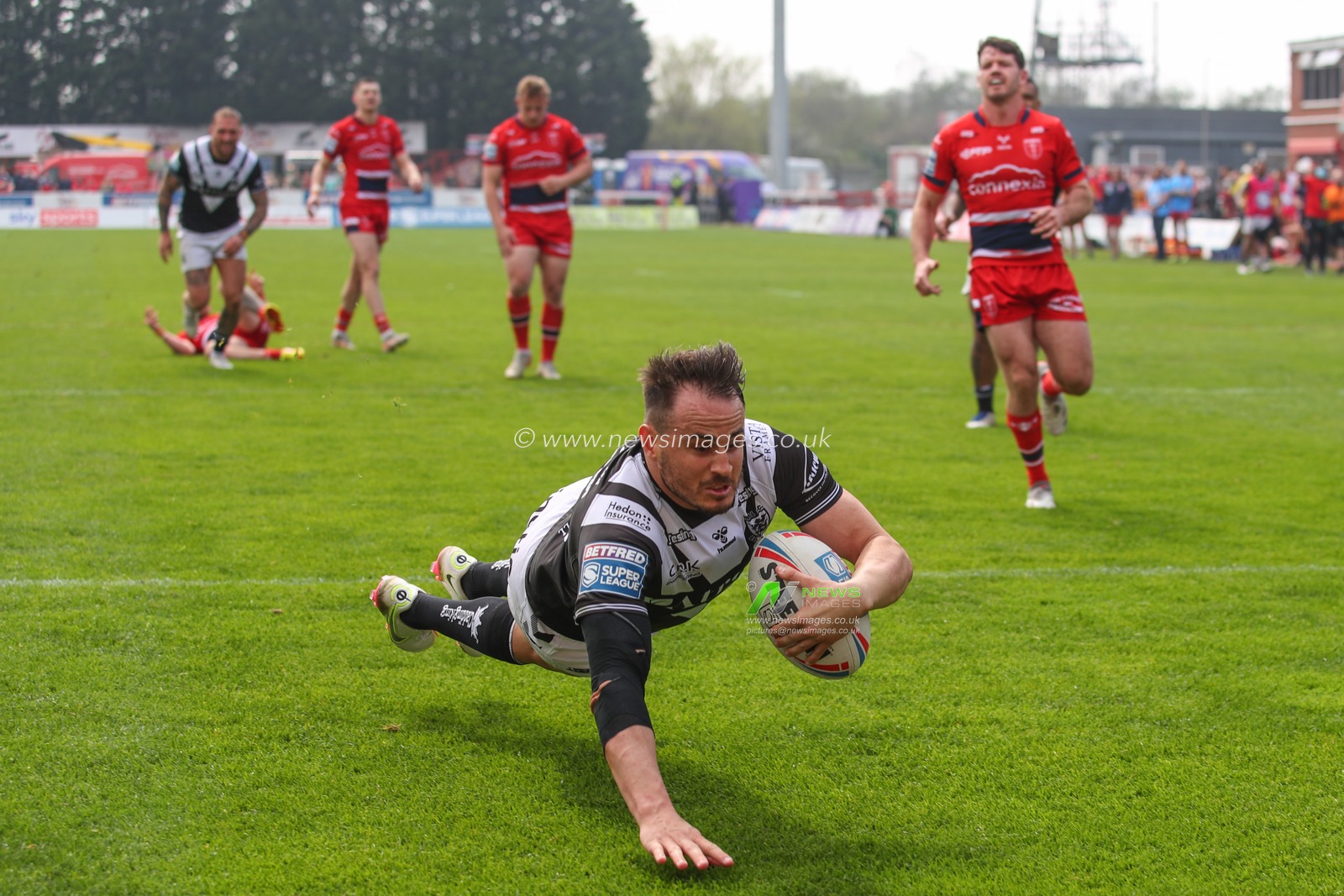 Josh Reynolds #6 of Hull FC dives in to score his try