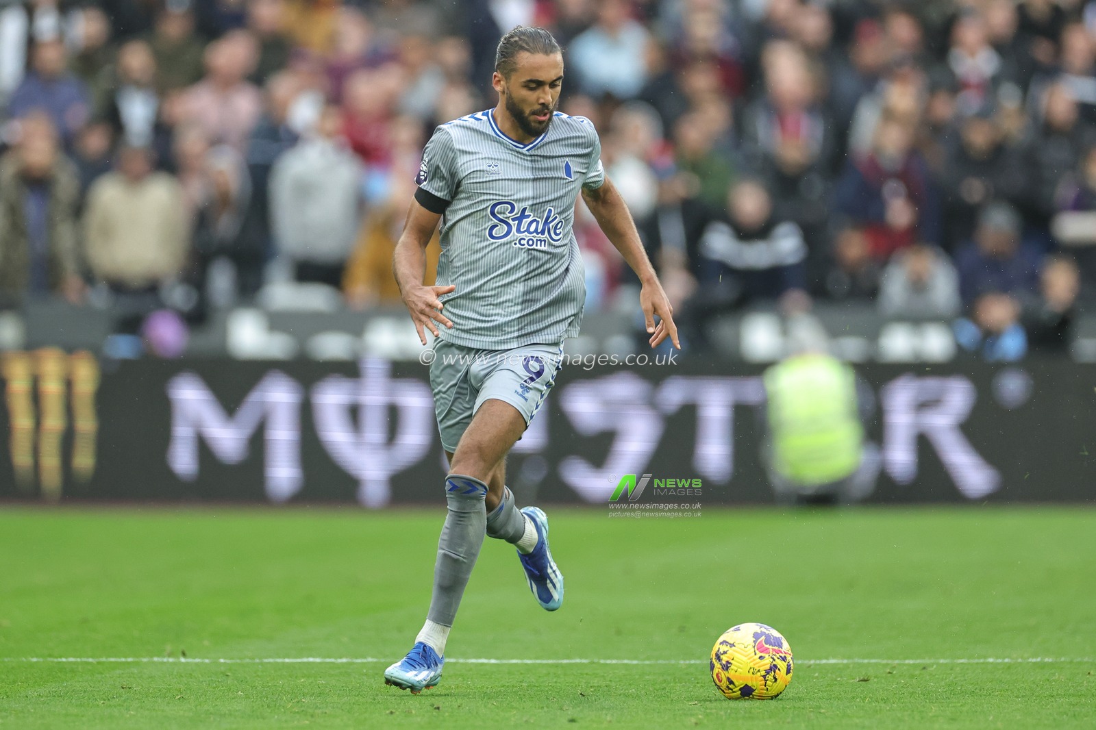 Dominic Calvert-Lewin #9 of Everton breaks with the ball during the Premier League match West Ham United vs Everton at London Stadium, London, United Kingdom, 29th October 2023

(Photo by Mark Cosgrove/News Images)