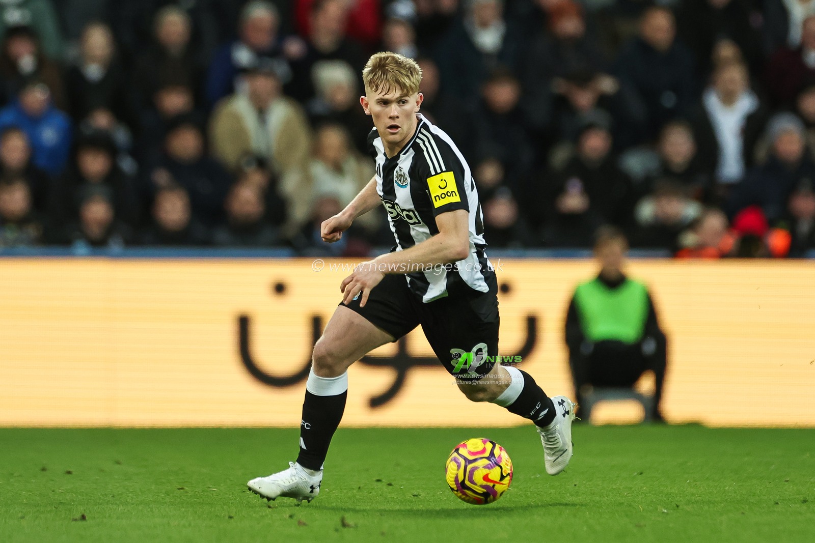 Lewis Hall of Newcastle United makes a break with the ball  during the Premier League match Newcastle United vs West Ham United at St. James's Park, Newcastle, United Kingdom, 25th November 2024

(Photo by Mark Cosgrove/News Images)