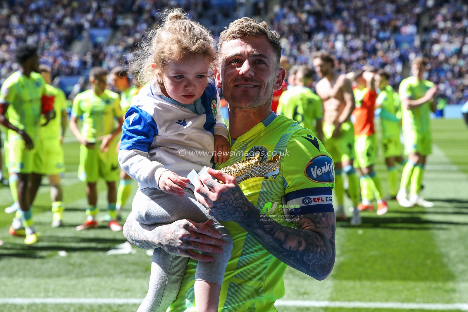 Sammie Szmodics of Blackburn Rovers celebrates winning golden boot after the Sky Bet Championship match Leicester City vs Blackburn Rovers at King Power Stadium, Leicester, United Kingdom, 4th May 2024

(Photo by Gareth Evans/News Images)