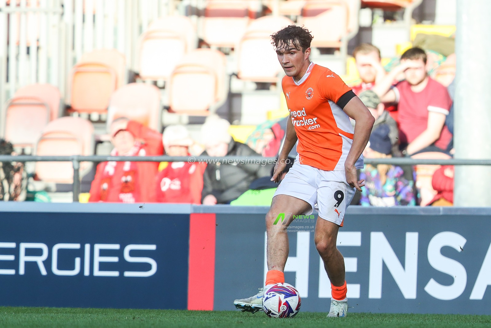 Kyle Joseph of Blackpool passes the ball during the Sky Bet League 1 match Blackpool vs Barnsley at Bloomfield Road, Blackpool, United Kingdom, 19th October 2024

(Photo by Gareth Evans/News Images)