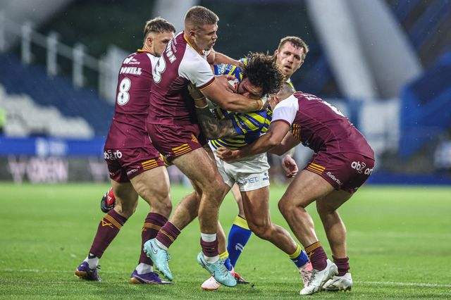 James Bentley of Warrington Wolves is tackled by Harry Rushton of Huddersfield Giants during the Betfred Super League round 10 match Huddersfield Giants vs Warrington Wolves at Accu Stadium, Huddersfield, United Kingdom on 02 May 2026

(Photo by Alfie Cosgrove/News Images)