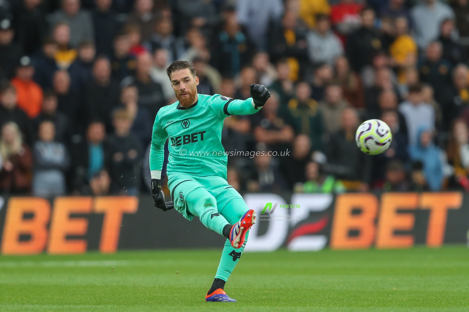 JosÃ© SÃ¡ of Wolverhampton Wanderers in action during the Premier League match Wolverhampton Wanderers vs Chelsea at Molineux, Wolverhampton, United Kingdom, 25th August 2024

(Photo by Gareth Evans/News Images)