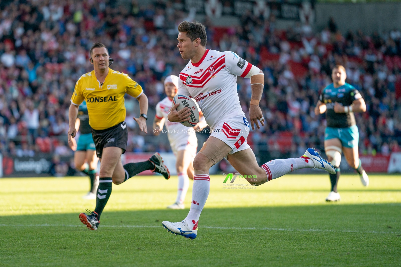 St. Helens's Louie McCarthy-Scarsbrook runs through to score his sides second try


21st June 2019 , Totally Wicked Stadium, St Helens, England;  Betfred Super League, Round 19, St Helens vs Leeds Rhinos ; 


Credit: Terry Donnelly/News Images