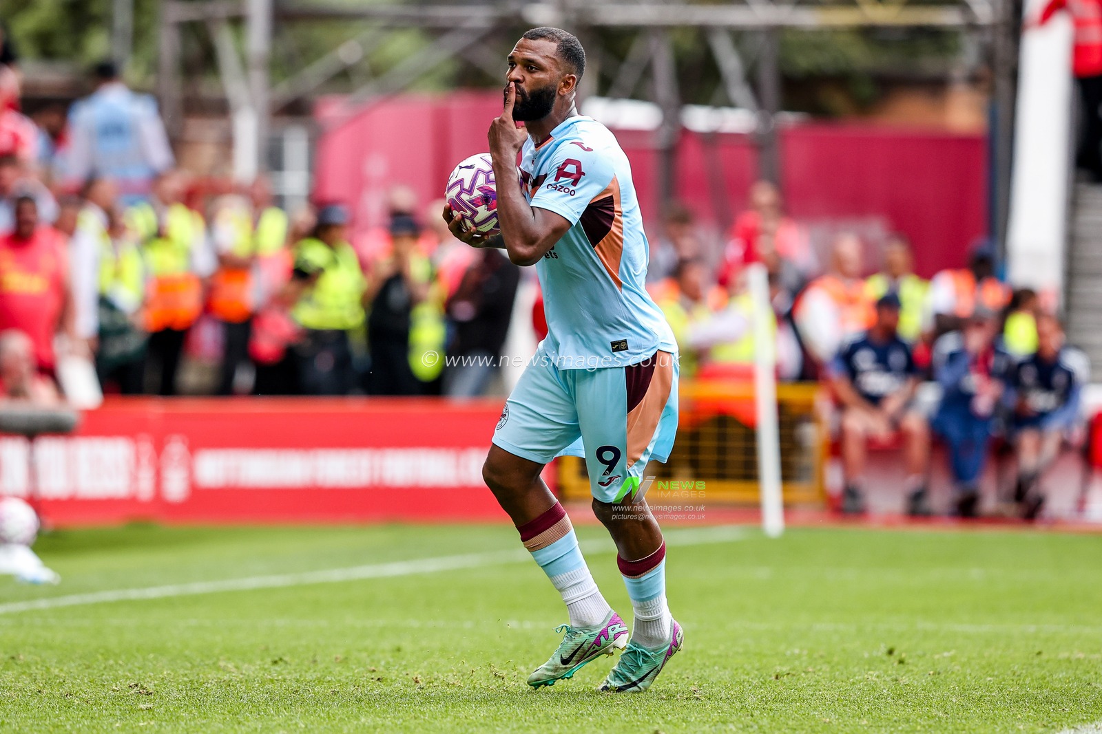 Igor Thiago of Brentford celebrates his penalty to make it 3-1 during the Premier League match Nottingham Forest vs Brentford at City Ground, Nottingham, United Kingdom, 17th August 2025

(Photo by Alfie Cosgrove/News Images)