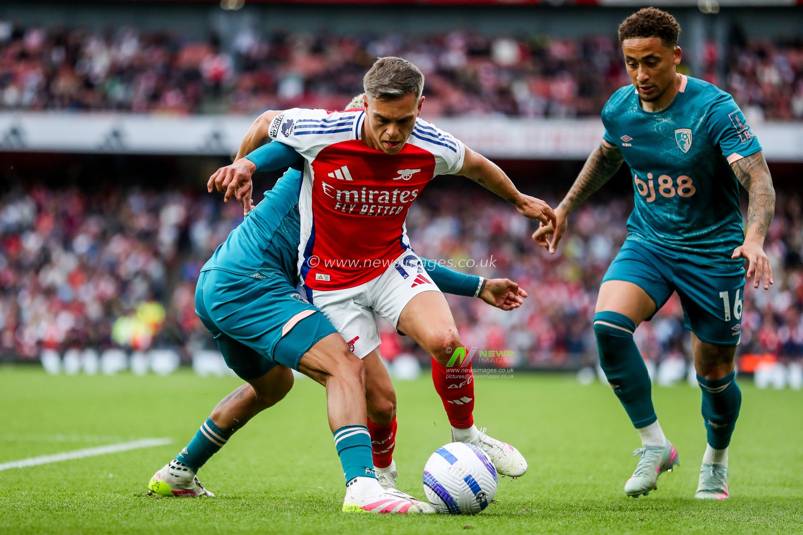 Julian Araujo of AFC Bournemouth battles for the ball with Leandro Trossard of Arsenal during the Premier League match Arsenal vs Bournemouth at Emirates Stadium, London, United Kingdom, 3rd May 2025

(Photo by Izzy Poles/News Images)