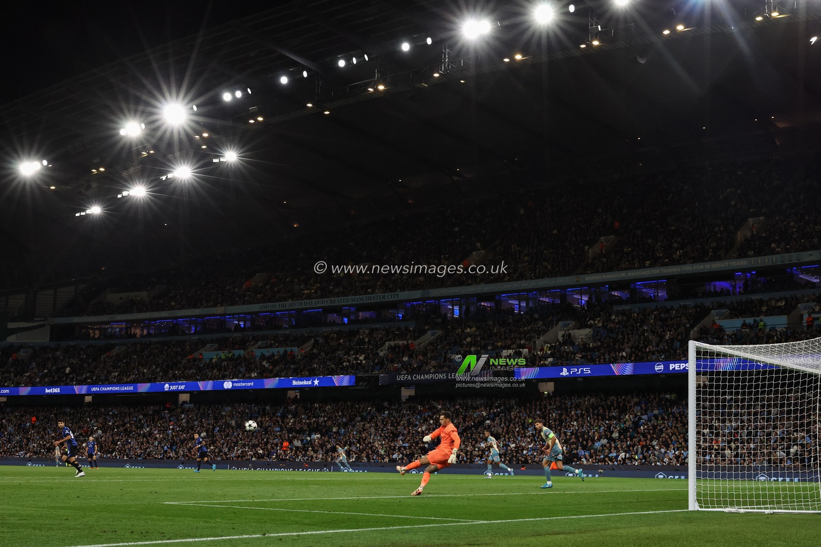 Ederson of Manchester City takes a goal kick during the UEFA Champions League league stage match Manchester City vs Inter Milan at Etihad Stadium, Manchester, United Kingdom, 18th September 2024

(Photo by Mark Cosgrove/News Images)