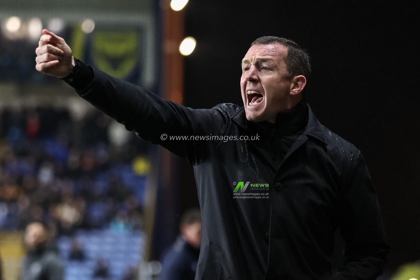 Neill Collins Head coach of Barnsley reacts as he gives instructions during the Sky Bet League 1 match Oxford United vs Barnsley at Kassam Stadium, Oxford, United Kingdom, 23rd January 2024

(Photo by Mark Cosgrove/News Images)