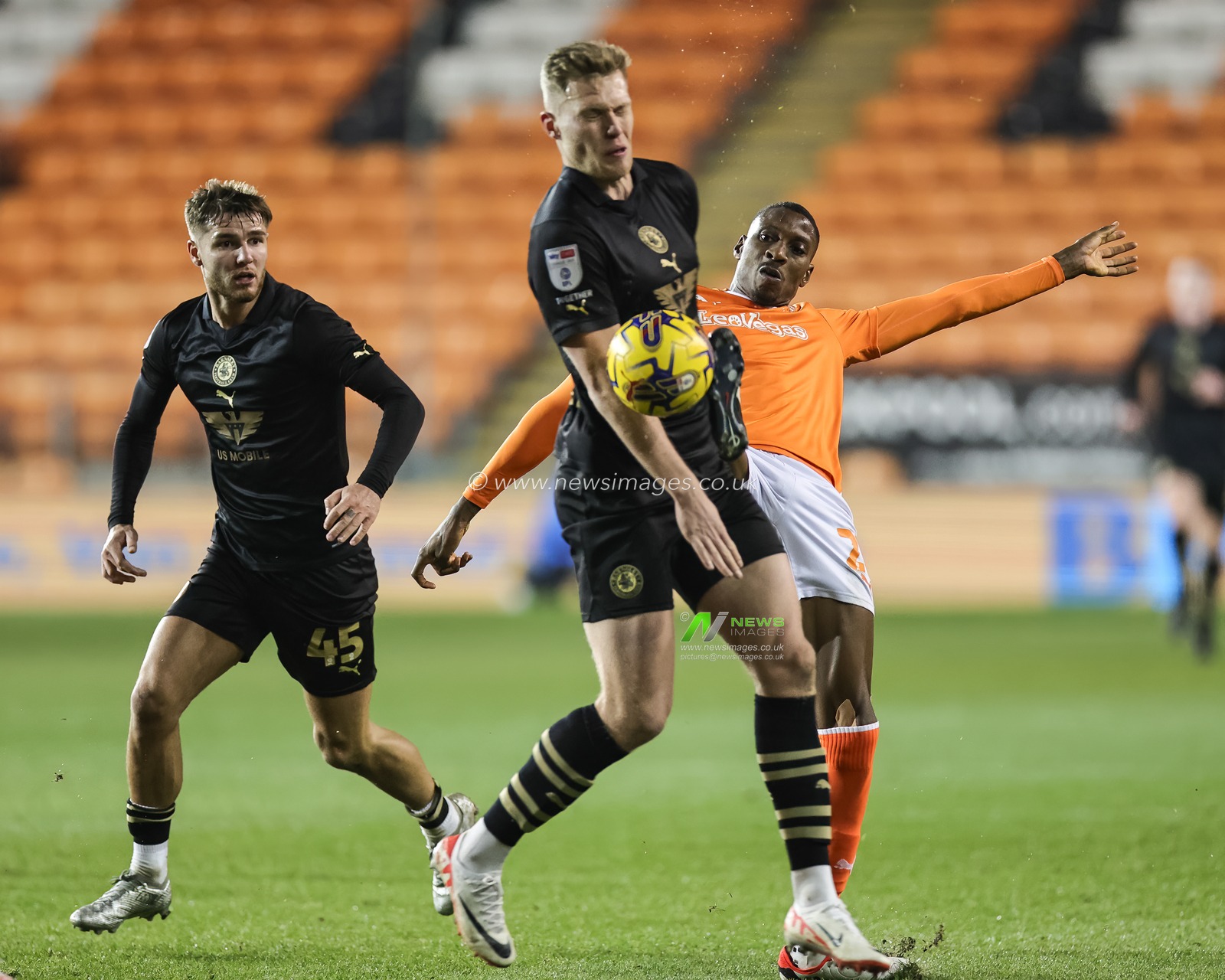Marvin Ekpiteta #21 of Blackpool wins the ball from Sam Cosgrove #9 of Barnsley during the Bristol Street Motors Trophy match Blackpool vs Barnsley at Bloomfield Road, Blackpool, United Kingdom, 5th December 2023

(Photo by Mark Cosgrove/News Images)