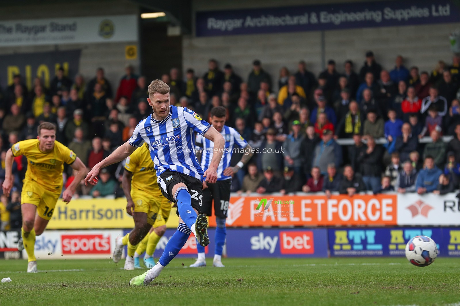 Michael Smith #24 of Sheffield Wednesday scores a goal to make it 3-2 during the Sky Bet League 1 match Burton Albion vs Sheffield Wednesday at Pirelli Stadium, Burton upon Trent, United Kingdom, 15th April 2023

(Photo by Gareth Evans/News Images)