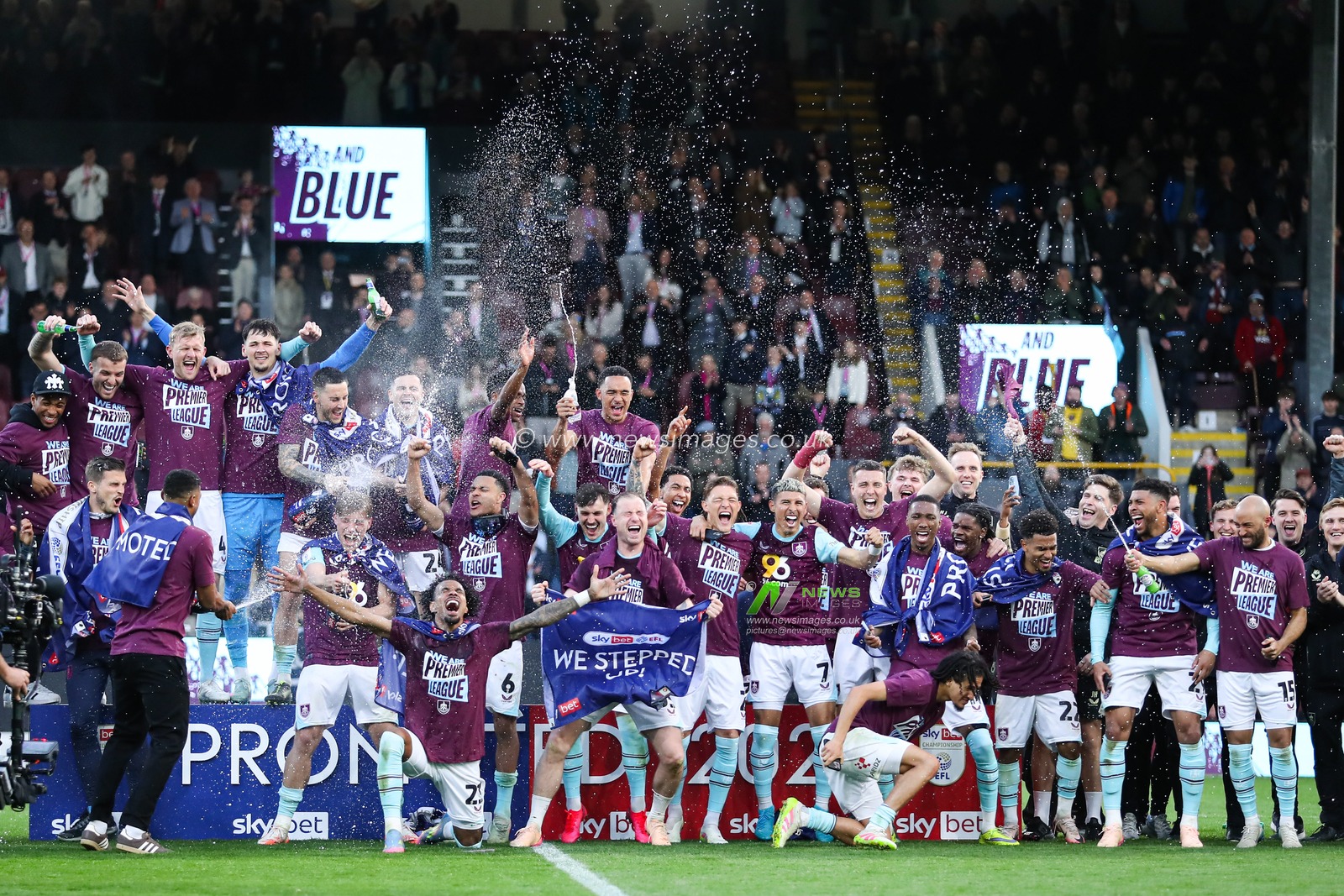 Burnley players celebrate getting promotion back to the premier league after the Sky Bet Championship match Burnley vs Sheffield United at Turf Moor, Burnley, United Kingdom, 21st April 2025

(Photo by Jorge Horsted/News Images)