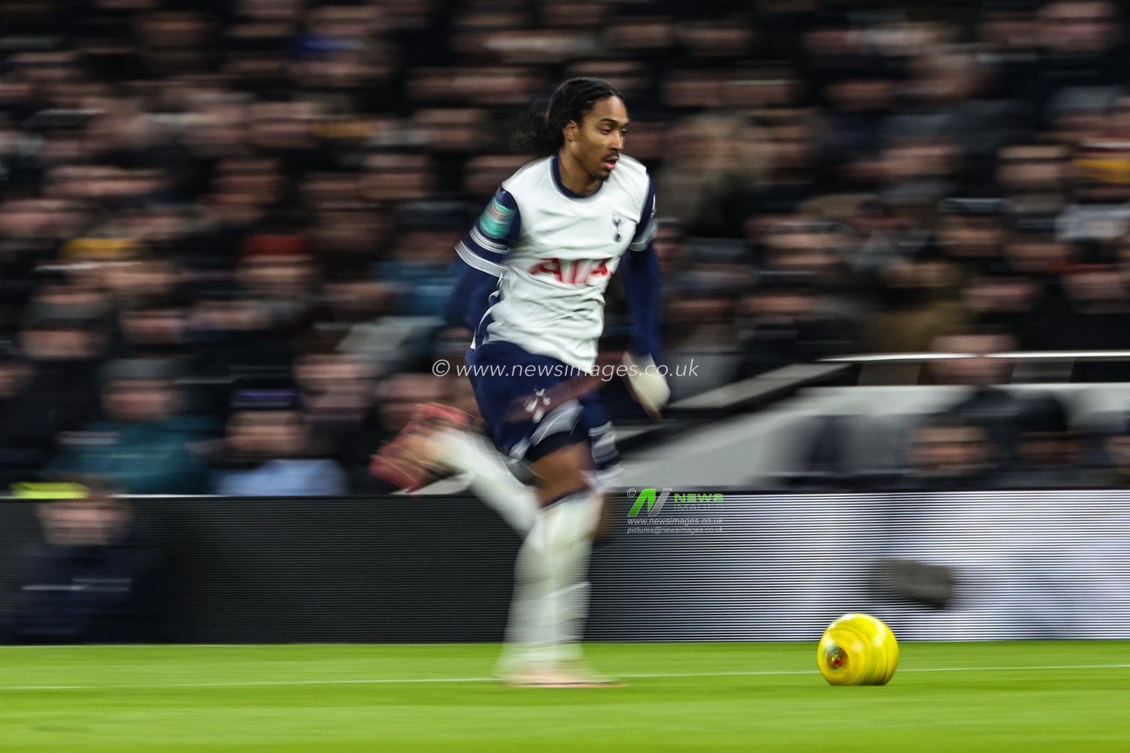 Djed Spence of Tottenham Hotspur makes a break with the ball during the Carabao Cup Semi-Finals First Leg Tottenham Hotspur vs Liverpool at Tottenham Hotspur Stadium, London, United Kingdom, 8th January 2025

(Photo by Mark Cosgrove/News Images)