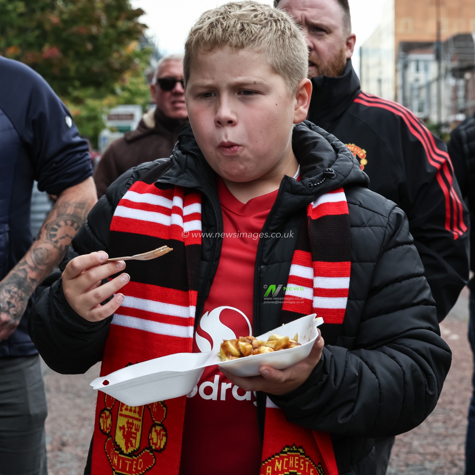  A young Manchester United fan grabbing a bite to eat on his way to Old Trafford during the Premier League match Manchester United vs Tottenham Hotspur at Old Trafford, Manchester, United Kingdom, 29th September 2024

(Photo by Mark Cosgrove/News Images)