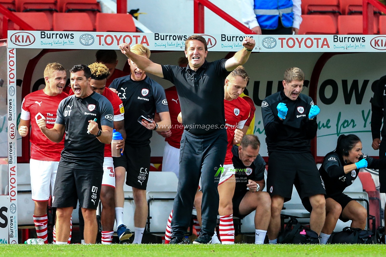 3rd August 2019, Oakwell, Barnsley, England; Sky Bet Championship, Barnsley vs Fulham ; Daniel Stendel manager of Barnsley FC celebrates beating Fulham 1-0


Credit: Mark Cosgrove/News Images

English Football League images are subject to DataCo Licence