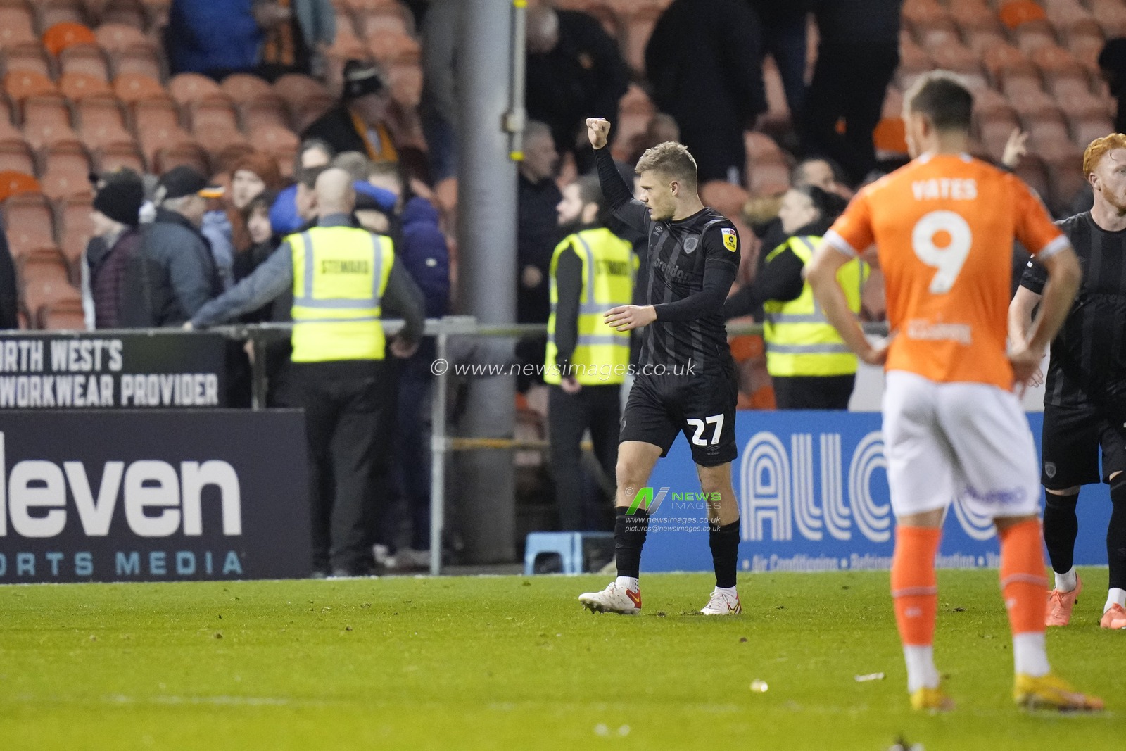 Regan Slater #27 of Hull City salutes the fans after scoring to go 3-1 up during the Sky Bet Championship match Blackpool vs Hull City at Bloomfield Road, Blackpool, United Kingdom, 19th October 2022

(Photo by Steve Flynn/News Images)