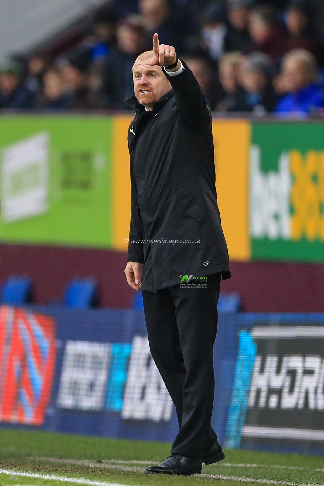 5th January 2019, Turf Moor, Burnley, England ; The Emirates FA Cup, 3rd Round, Burnley vs Barnsley : Sean Dyche manager of Burnley gives his teams instructions 

Credit: Mark Cosgrove/News Images

English Football League images are subject to DataCo Licence