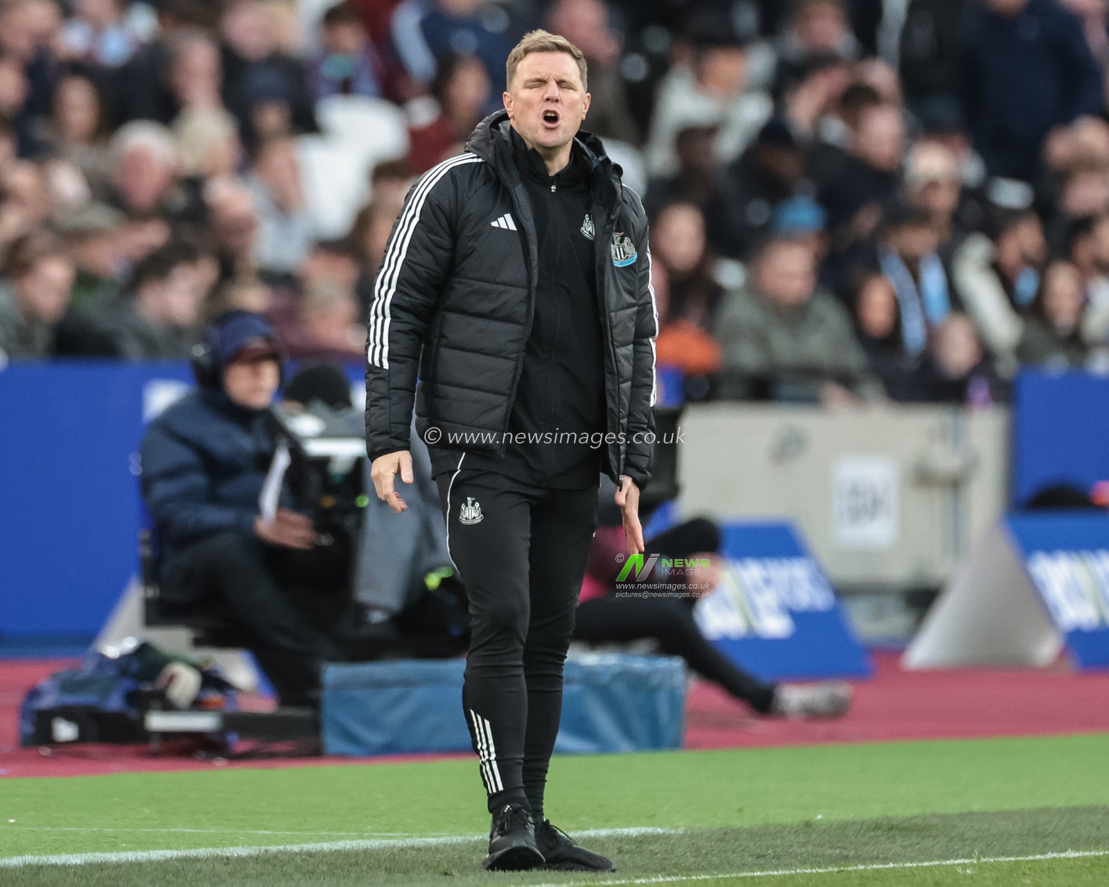 Eddie Howe manager of Newcastle United reacts after another missed chance on goal during the Premier League match West Ham United vs Newcastle United at London Stadium, London, United Kingdom, 2nd November 2025

(Photo by Mark Cosgrove/News Images)

*** GER AUT SUI OUT ***