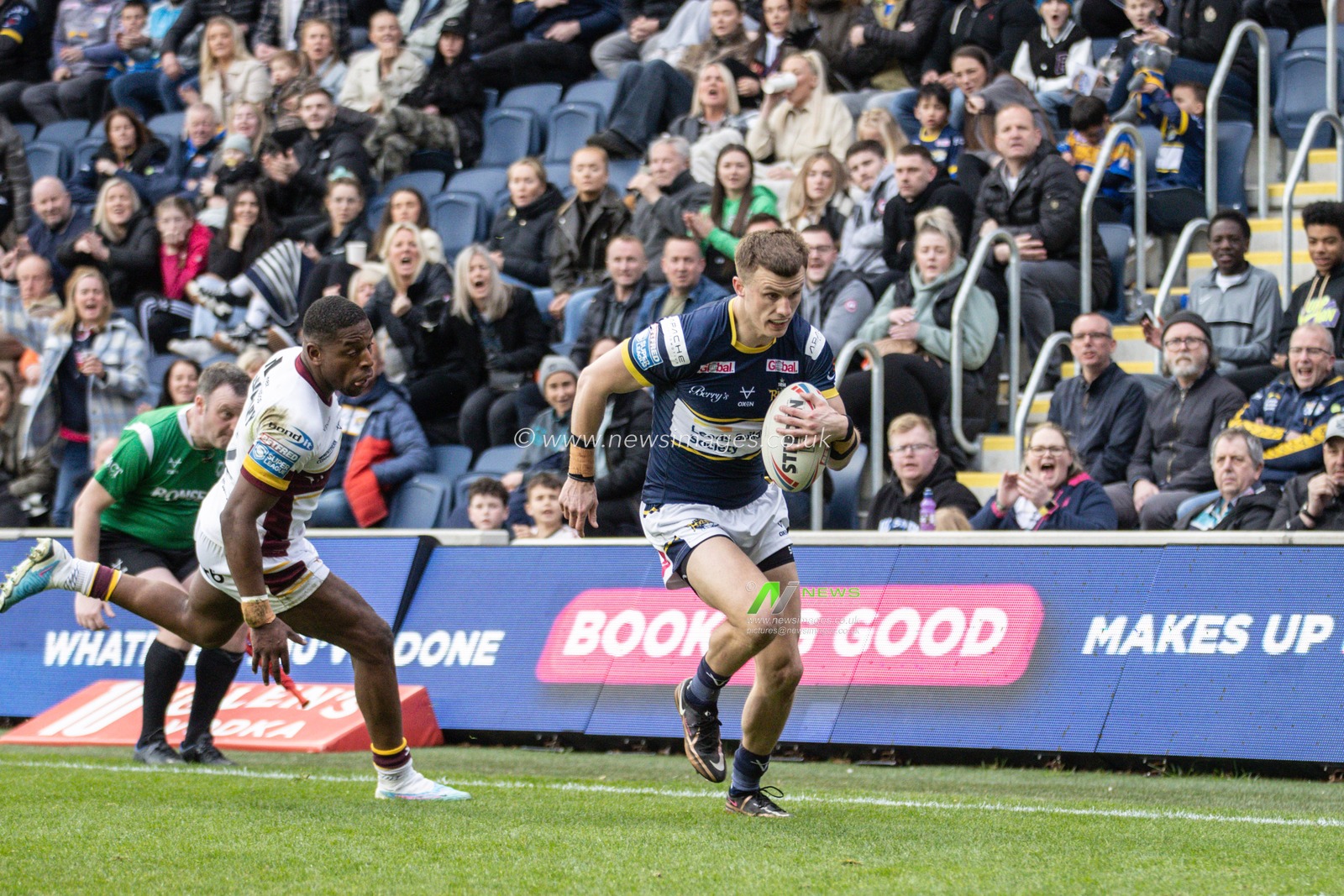Ash Handley #5 of Leeds Rhinos goes over for a try during the Betfred Super League Round 8 match Leeds Rhinos vs Huddersfield Giants at Headingley Stadium, Leeds, United Kingdom, 9th April 2023

(Photo by Mark Cosgrove/News Images)