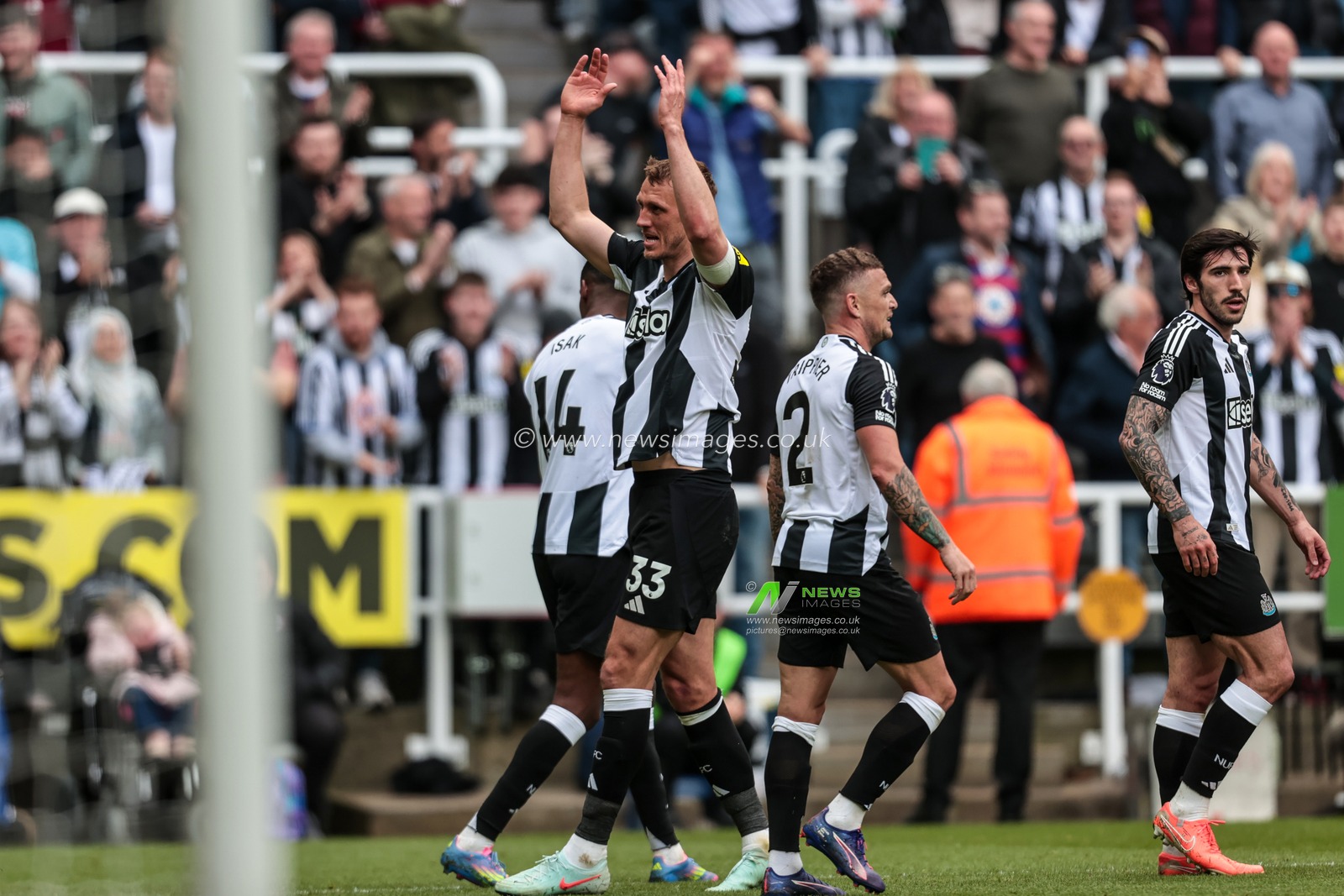 Dan Burn of Newcastle United celebrates his goal to make it 2-0 during the Premier League match Newcastle United vs Ipswich Town at St. James's Park, Newcastle, United Kingdom, 25th April 2025

(Photo by Richard Bierton/News Images)