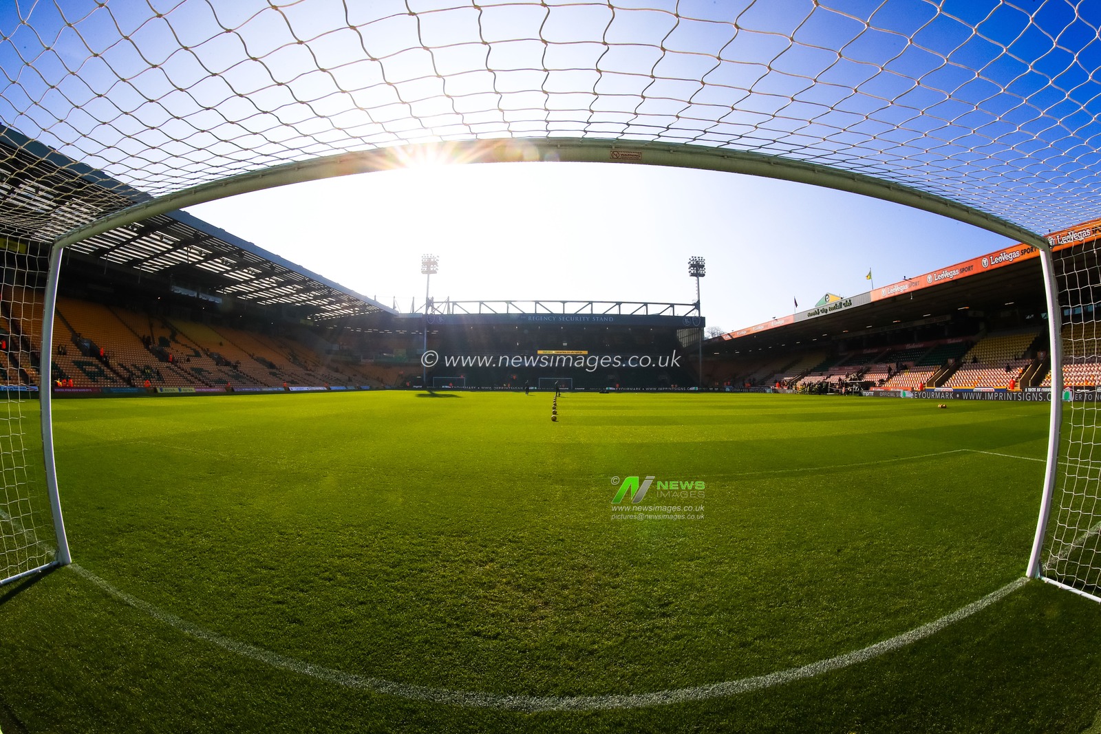 23rd February 2019, Carrow Road, Norfolk, England; Sky Bet Championship, Norwich City vs Bristol City ;  Sun shines on the pitch ahead of kick-off

Credit: Georgie Kerr/News Images

English Football League images are subject to DataCo Licence