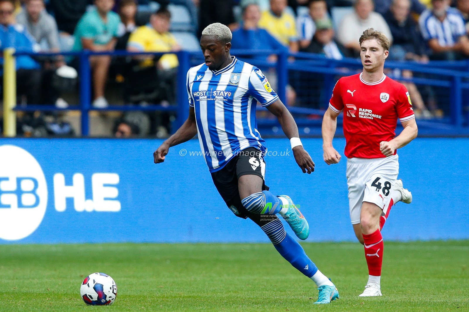 Dominic Iorfa #6 of Sheffield Wednesday and Luca Connell #48 of Barnsley during the Sky Bet League 1 match Sheffield Wednesday vs Barnsley at Hillsborough, Sheffield, United Kingdom, 3rd September 2022

(Photo by Ben Early/News Images)