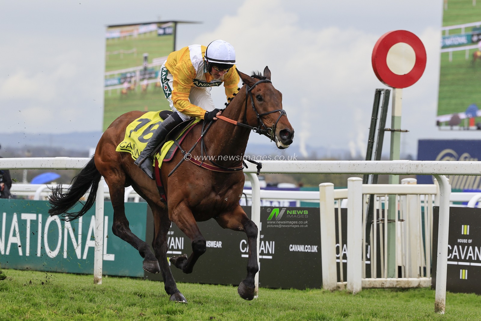 Apple Away ridden by Stephen Mulqueen wins The Sefton Novices Hurdle at the Randox Grand National festival 2023 Ladies Day at Aintree Racecourse, Liverpool, United Kingdom, 14th April 2023

(Photo by Conor Molloy/News Images)