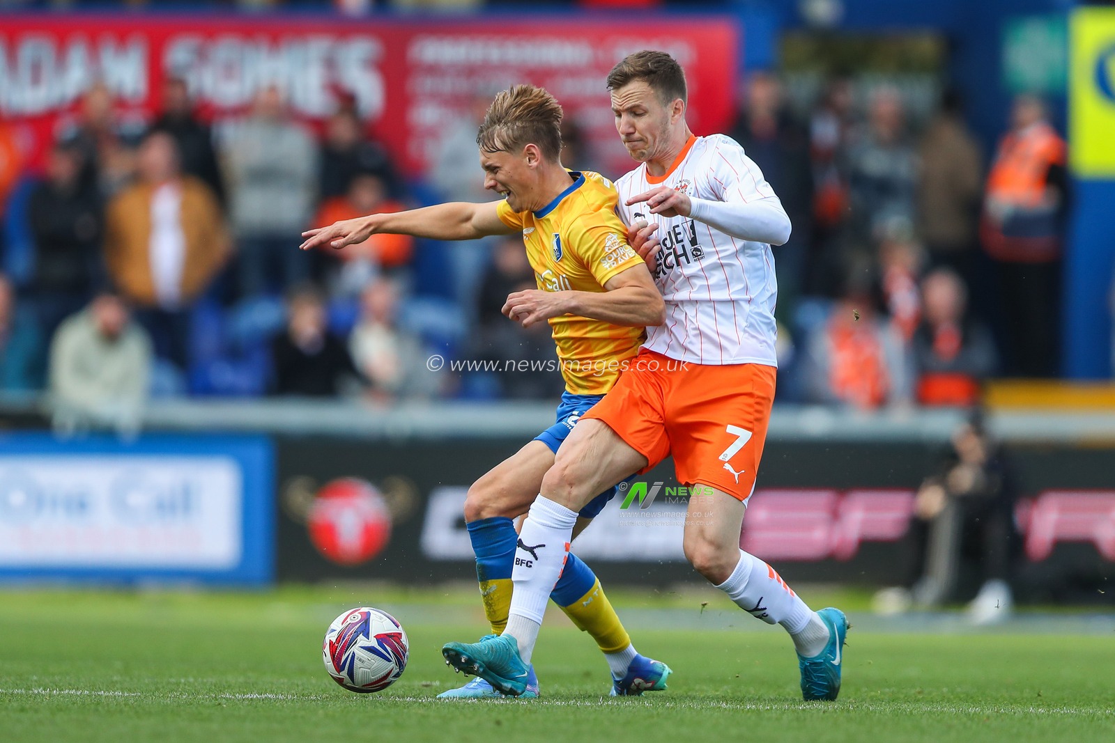 Lee Evans of Blackpool tackles Ben Waine of Mansfield Town during the Sky Bet League 1 match Mansfield Town vs Blackpool at One Call Stadium, Mansfield, United Kingdom, 5th October 2024

(Photo by Gareth Evans/News Images)